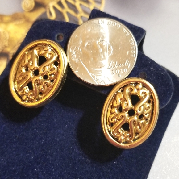 Oscar De La Renta Gold Plated Vintage Stud Earrings - Picture 7 of 8